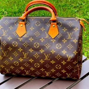 Authentic Louis Vuitton Speedy 25 bag. In great condition.